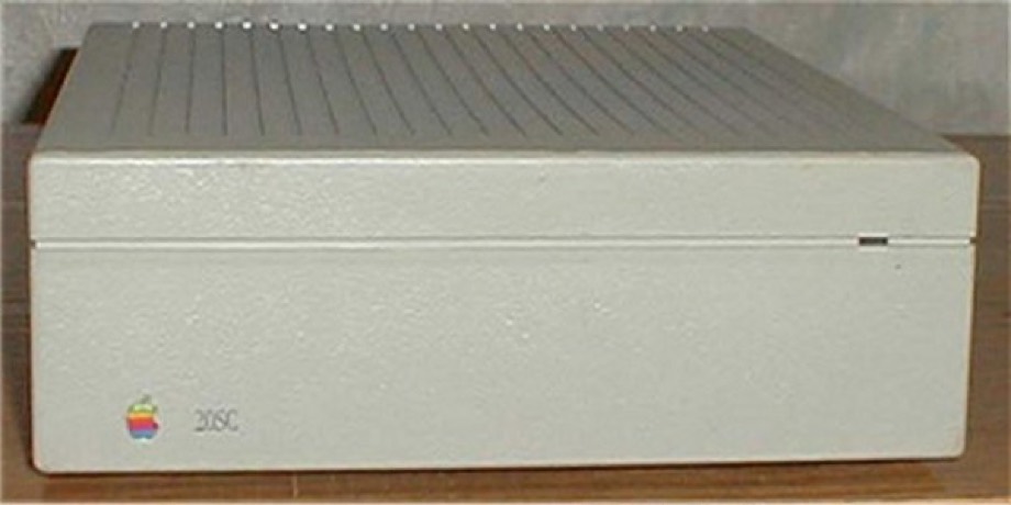 Un Apple Hard Disk 20SC, disco rigido esterno SCSI in contenitore beige degli anni Ottanta