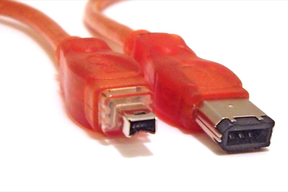 Due cavi FireWire con i connettori a 4 e a 6 poli affiancati