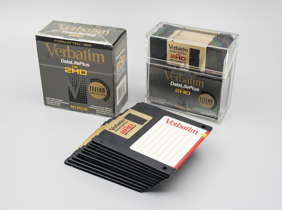 Alcuni floppy disk da 3,5 pollici impilati, con l'otturatore metallico in evidenza