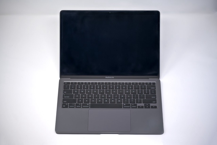 Un MacBook Air con processore Apple M1, computer portatile moderno visto dall'alto