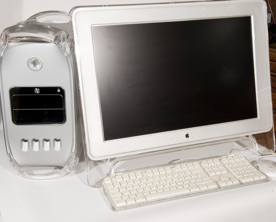 Un Power Mac G4 con monitor Apple Cinema Display, computer professionale dei primi anni Duemila