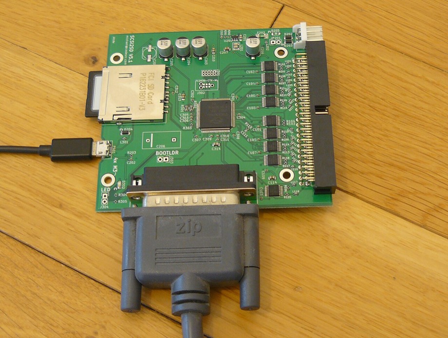 Una scheda SCSI2SD con alloggiamento per scheda SD e connettore DB-25, emulatore di disco SCSI per computer d'epoca