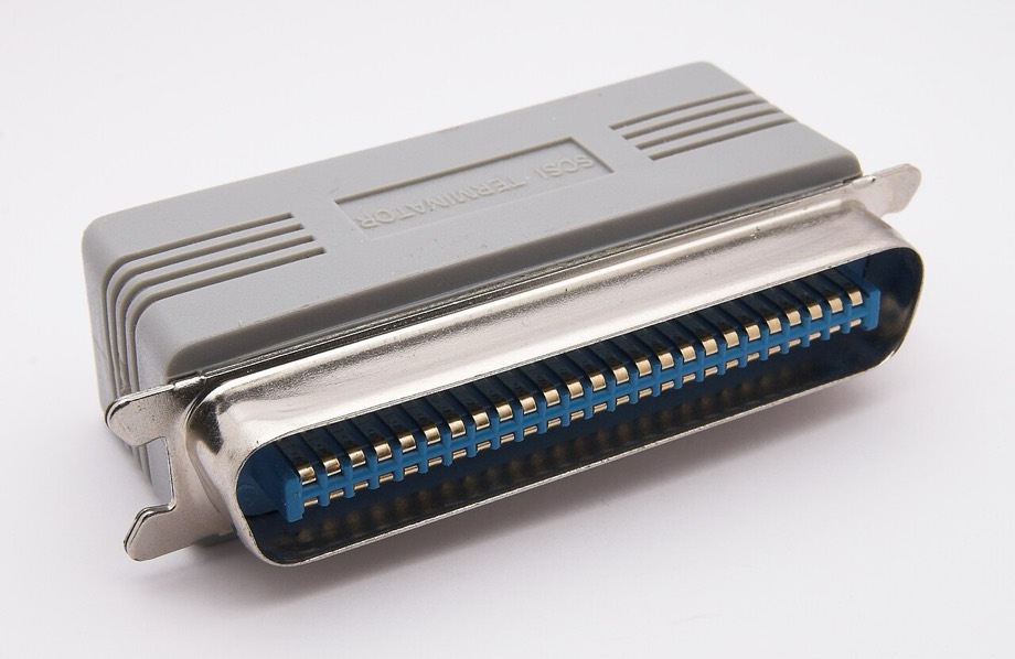 Un terminatore SCSI con connettore Centronics a 50 poli